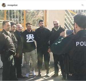 محمدرضا گلزار با پلیسا عکس میگیره میذاره اینستا فیس میکنه